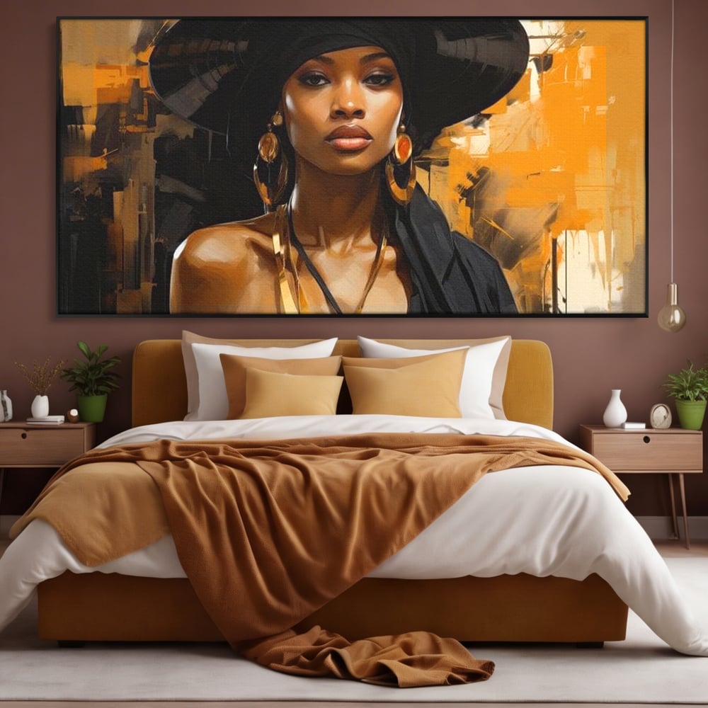 Tablou canvas cu tablou canvas cu femeie in palarie neagra, in rama de aluminiu negru, pe perete intr-un dormitor